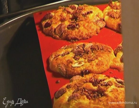 Выпекать маффины в разогретой духовке 25 минут.