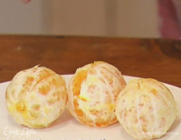 Мандарины и имбирь почистить.