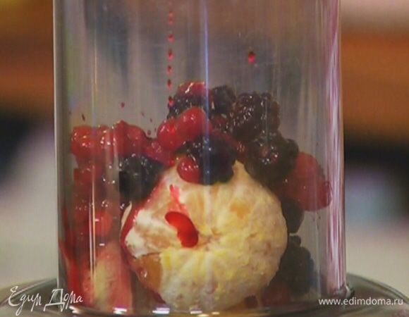 Пропустить все ингредиенты через соковыжималку.