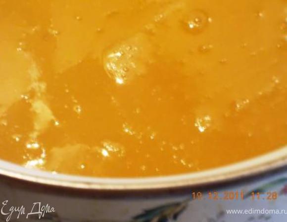 Мякоть тыквы режем на кубики и отвариваем в небольшом количестве воды до мягкости, затем из этой тыквы делаем пюре, у меня воды многовато, поэтому пюре жиденькое получилось
