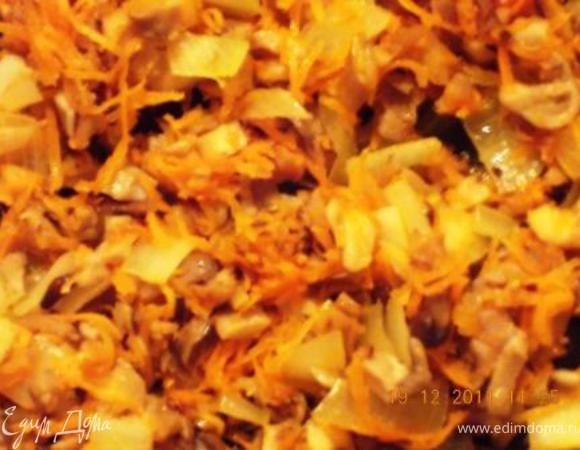 мелко порезанные грибы, лук и, натёртую на мелкой тёрке, морковь обжариваем в небольшом количестве растительного масла