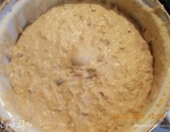 Когда пюрешка остынет до комнатной температуры добавляем в неё сахар, соль, муку, смешанную с дрожжами, месим тесто, затем добавляем туда грибы и ещё раз хорошо вымешиваем, оставляем подходить, когда тесто подойдёт осаживаем его и оставляем , чтобы ещё раз подошло 