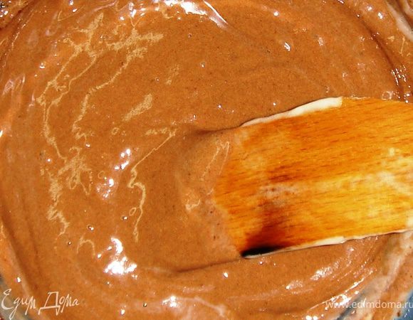 Тесто разделить на две равные части. В одну добавить какао.