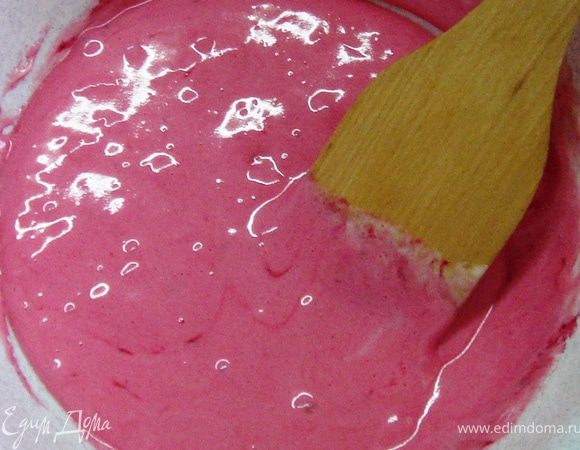 В другую – краситель красный, до получения розового цвета. 