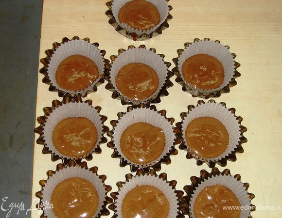 В формочки для кексов вложить бумажные юбочки и разлить тесто:  ст.л. коричневого теста→посыпать мускатным орехом→дес.л. розового теста.  Затем в  1/3 розового теста добавить немного синего красителя и вылить остатки теста по формочкам (приблизительно по 2/3ч.л.).