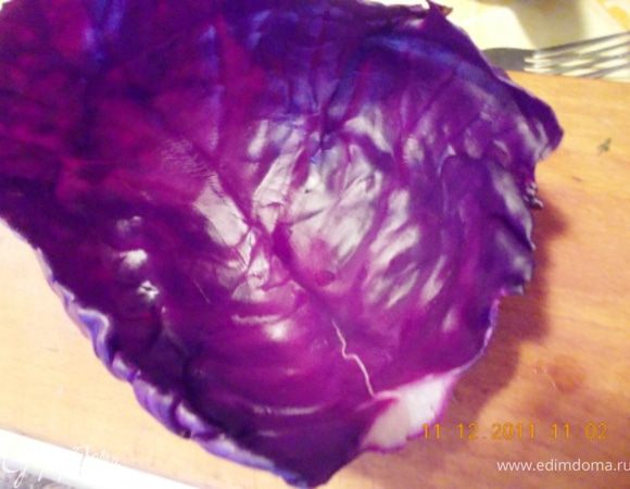 Разбираем капусту на листья и бланшируем в кипящей подсоленной воде минут 5, чтобы капуста сохранила свой цвет в воду добавляем немного лимонного сока ( я добавляла 1 ч ложку уксуса, лимона дома не было) 