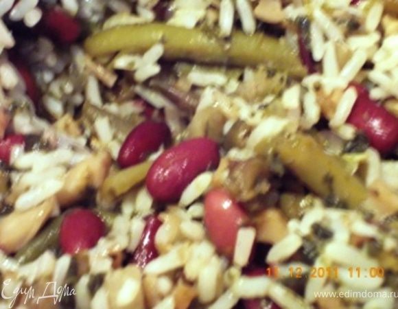 готовим начинку:
тушим на сковородке сначала замороженные овощи, затем добавляем грибы и лук, когда приготовится выключаем плиту и добавляем консервированную фасоль и рис, солим, перемешиваем
