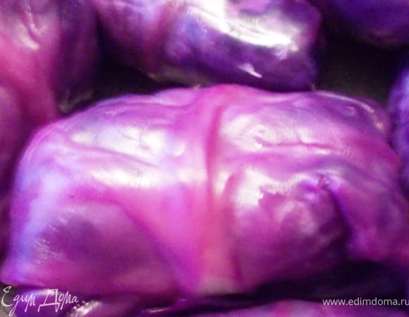 заворачиваем начинку в капусту ( эх, может когда-нибудь научусь красиво заворачивать), и тушим на маленьком огне до мягкости. Сыну, правда больше понравились те, которые хрустят ( не тушёные).
Приятного аппетита!