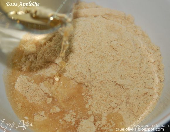 Печенье измельчить в блендере в крошку. Добавить яблочный сок, размешать. Масса должна быть эластичной.