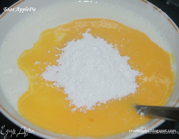 В блендере смешать творог и йогурт до однородной массы, добавить яйца, сахар, крахмал, сок и цедру лимона. Еще раз хорошо все перемешать.