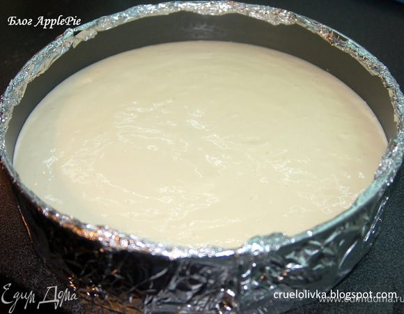 Разъемную форму для выпекания обернуть фольгой так, чтобы во время выпекания на водяной бане вода не поступала внутрь. Дно формы выложить "тестом" из печенья, сверху вылить творожную начинку. Для формы подготовить водяную баню, духовку разогреть до 180 градусов. Выпекать 20 минут, после чего дать торту "отдохнуть" в духовке еще 30-40 минут. Затем остудить. В это время приготовить желатин по инструкции на упаковке, готовую желейную массу распределить на торте верхним слоем. Поставить в холодильник до полного застывания желе.