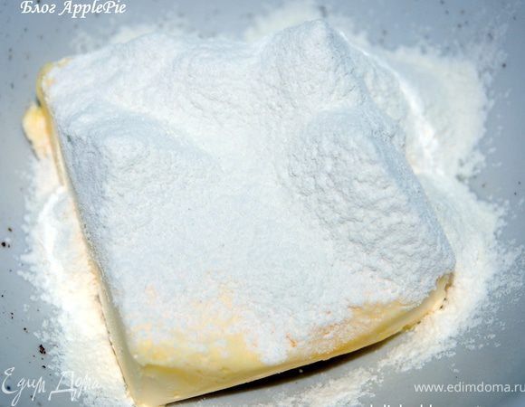 Теперь надо приготовить печенье для украшения торта. Для этого нужно размять теплое сливочное масло с мукой до образования небольших жирных крошек. Отдельно растереть яйца с сахаром и ванилином, влить холодное молоко, тщательно размешать, поставить на огонь и варить до густоты сметаны, остудить. Первую и вторую смеси соединить, замесить эластичное тесто. При необходимости добавить муку.