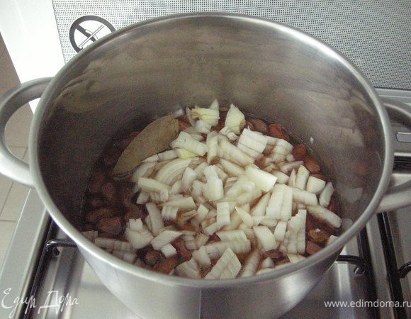 Фасоль замочить на ночь. Утром добавить один нарезанный лук, лаврушку и варить до полуготового состояния. Воду подливать если ее становится мало.