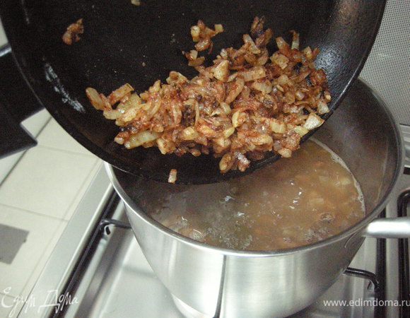 На сковороде обжариваем вторую луковицу до золотистого цвета, добавляем ложку муки, паприку, соль. Отправляем заправку в кастрюлю с фасолью.