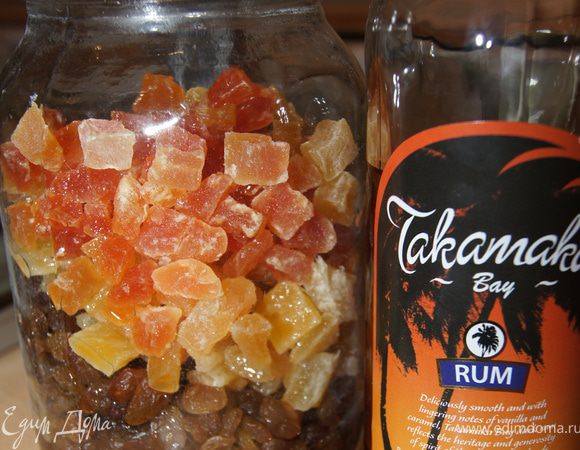 Изюм и цукаты поместить в литровую стеклянную банку и залить ромом. Настаивать 2 сутки, время от времени встряхивая банку, что бы ром равномерно впитался в сухофрукты.