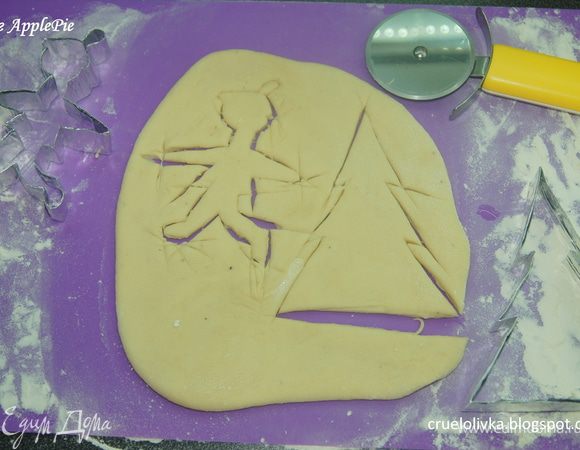 Тесто раскатать толщиной 0,5 см, вырезать нужные фигурки. Я использовала самодельные фигурки из фольги, сложенной в несколько раз. Вырезанные фигурки сразу проткнуть зубочистками, чтобы после выпекания было удобно их укрепить на торте. Духовку разогреть до 220 градусов, на противень постелить пекарскую бумагу, положить на нее фигурки и выпекать до готовности. Такое печенье получается очень прочное, но не жесткое.