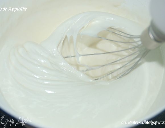 Миксером взбить яичные белки с сахарной пудрой в густую пену, добавить лимонный сок и муку, еще раз хорошо взбить. Покрыть этой глазурью края торта.