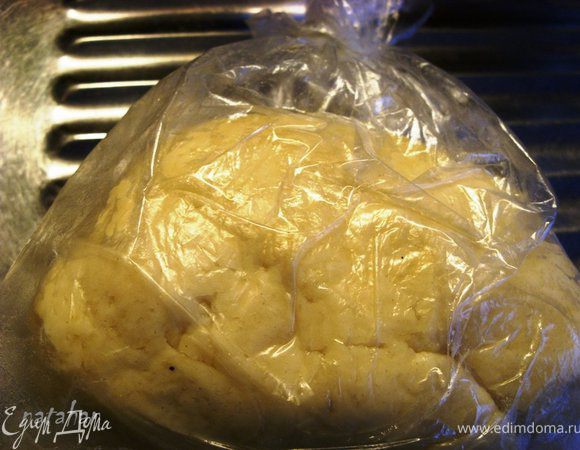 Все ингредиенты для теста выложить в миску и замесить тесто. Тесто  в целофановом мешочке положить в холодильник на 30 минут.