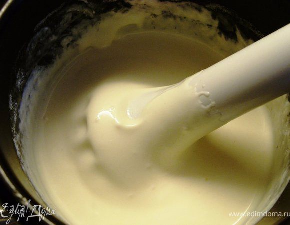 Пока отдыхает тесто, приготовить начинку: сложить все ингредиенты для начинки и взбить блендером до однородной массы.