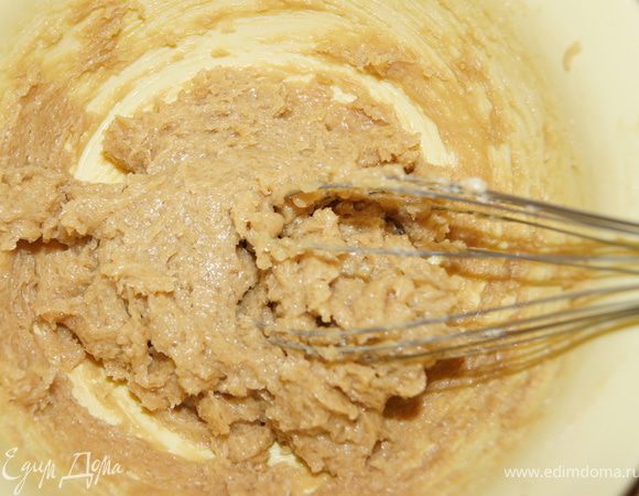 Масло взбить с сахаром.