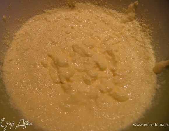 Творог и яйцо взбить в блендере, если творог мягкий и без комочков, то можно и венчиком.