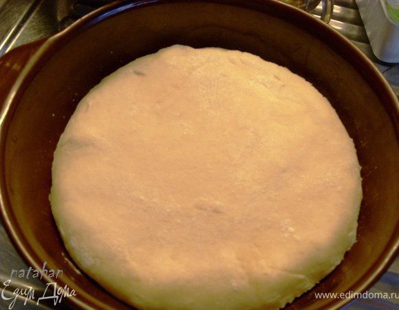 Из второй части теста раскатать пласт толщиной 0.5 мм и вырезать (по подходящей тарелке) верхушку пирога.
Аккуратно его положить на начинку.