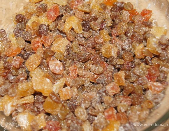 Сухофрукты высыпать из банки в тарелку. Взять 2 ст л муки (50гр) и обсыпать нею сухофрукты, перемешать рукой.