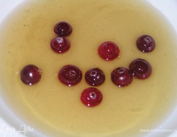 Ягоды опускать в сахарный сироп,