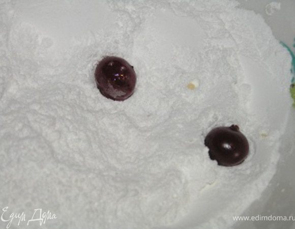 затем в сахарную пудру,