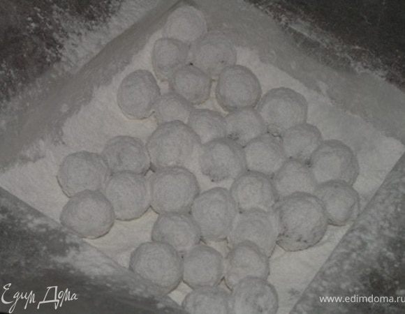 и сложить в коробочку. Время от времени встряхивать, снова обсыпая сахарной пудрой. Оставить до полного высыхания.