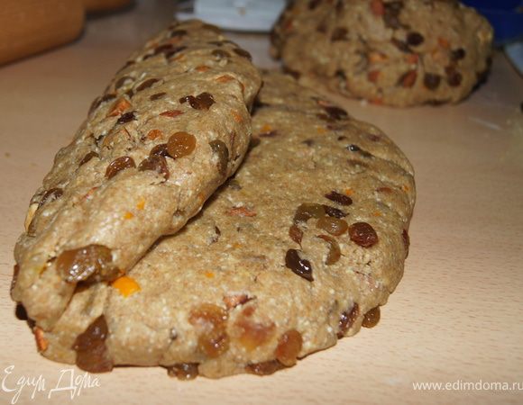 Я решила сделать один штоллен традиционной формы и сделать мини-штоллены. Теcто разделить на две части, одну больше, вторую меньше. Для традиционного штоллена: тесто раскатать в овал, высотой около 3 см. Ребром ладони сделать углубление на 1 см и накрыть одной половинкой, как бы ступенька получается. Сильно не прижимать!