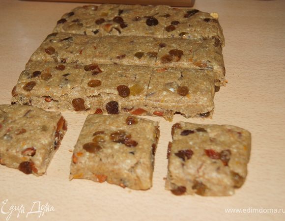 Для мини-штолленов тесто раскатать в форме прямоугольника, высотой 2 см, разрезать на квадратики.