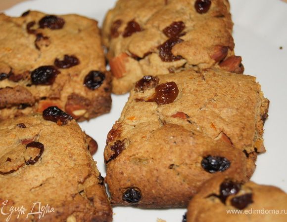 Запекать мини-штоллены 45-50 минут, а традиционный штолен 75-80 минут. у меня изюм через 15 минут начал пригорать, я выключила вентилятор в духовке и прикрыла фольгой (но не плотно закрывать, а только накрыть), блестящей стороной вверх.