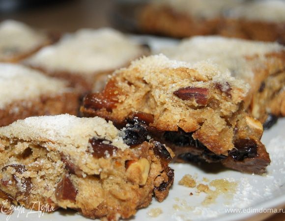 Теплые штоллены смазать растопленным сливочным маслом и обильно посыпать сахарной пудрой!
Когда штоллены остынут - завернуть их в фольгу и поставить в холодное место на 2 дня минимум.
Говорят что, чем дольше лежат штоллены - тем вкуснее!) Могут и 2-3 недели храниться.
Перед подачей, оставить штоллен при комнатной температуре на пару часов.