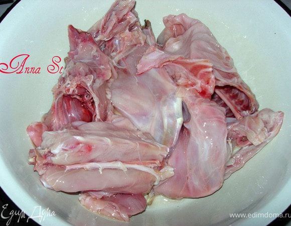 При помощи топорика кролика разделайте на порционные куски.