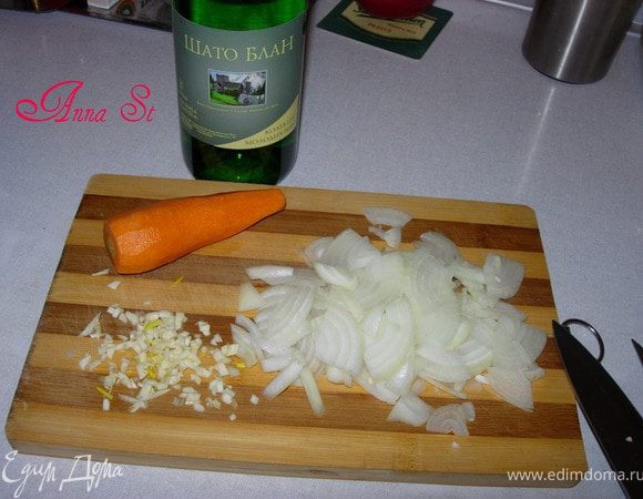 Лук и 1 зубчик чеснока измельчите, морковь натрите. Пассеруйте овощи в чугунном казанке или утятнице с 2 ложками оливкового масла. Муку смешайте с 2 ст.л. соли, обваляйте кусочки крольчатины со всех сторон.