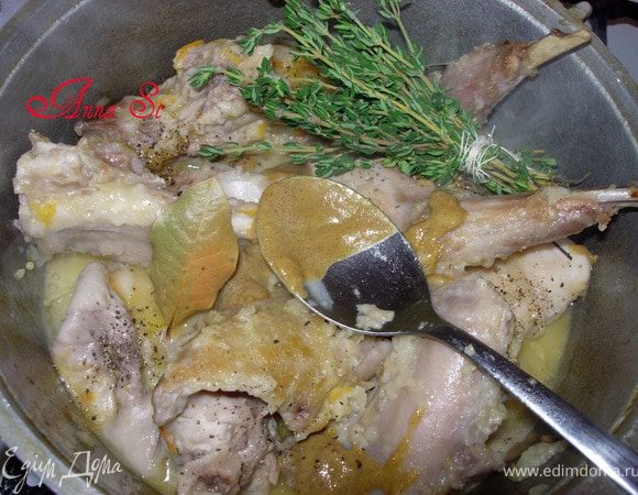 Обжарьте кусочки мяса на оливковом масле, выложите в казанок. Перемешайте с овощами, залейте вином и тушите на небольшом огне.