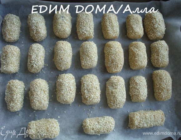 Выкладываем печенье на противень и отправляем в разогретую до 180 градусов духовку минут на 40.