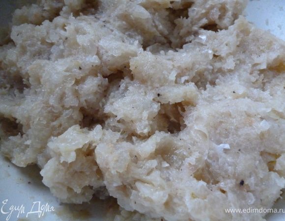 Сначала приготовим фарш:Лук нарезать полукольцами и слегка обжарить на растительном масле(полторы луковицы),остудить.Пропустить через мясорубку филе рыбы,обжаренный лук и половинку сырой луковицы и вымоченный в молоке белый хлеб,посолить и поперчить,добавить слегка взбитые яйца и все это хорошо перемешать до однородной массы.Готовый фарш отправляем на 1час в холодильник.
