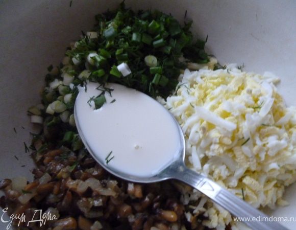 Яйца натереть на крупной терке,добавить обжаренные грибы,зелень лука и укропа,2столовые ложки сливок и посолить и поперчить,перемешать.