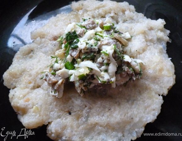 Теперь начинаем формовать зразы:берем часть фарша,распластать в лепешку и на середину выложить фарш.