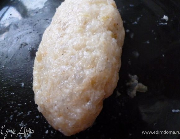 Мокрыми руками формуем котлетку.