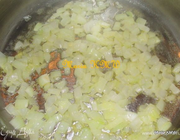 Лук почистить, порезать кубиками и слегка обжарить, до прозрачности. Добавить грибы и лимонный сок(1-2 ч.л.). !Осторожно, следить за тем, чтобы к грибам не попали косточки лимона, они очень горькие. Проверяла!)
