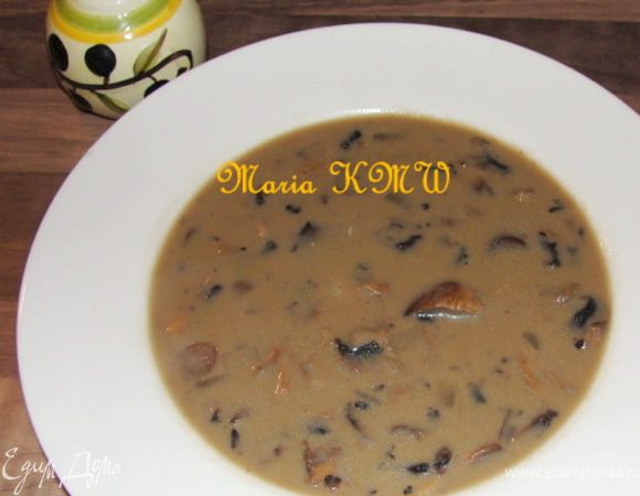 Посолить, влить вино.
Желток смешать со сливками, добавить в суп и не варить, перемешать.
Приятного аппетита!