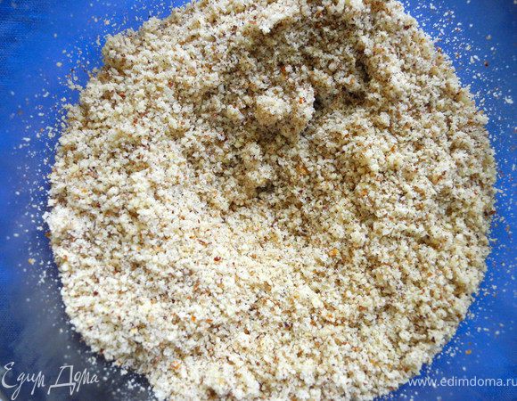 Если у вас нет миндальной муки, то сделать её проще простого. Миндаль размолоть в блендере с небольшим количеством сахара. Я не очищаю миндаль от кожицы, считаю это лишним, если рецепт не требует белого миндаля, как, например , для марципана. Я в этот раз смолола не очень мелко, кекс получился достаточно плотным. Можно смолоть практически в пудру. На вкус это не повлияет, скорее на текстуру.