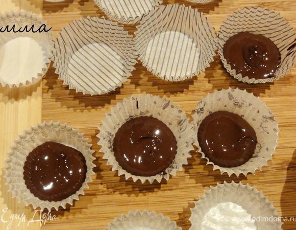 Распустите шоколад. Залейте его в формочки. Я взяла касалетки для конфет.

