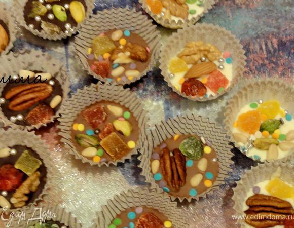 По своему желанию и вкусу разложите орехи и цукаты. Украсьте цветной посыпкой и уберите в холодильник.