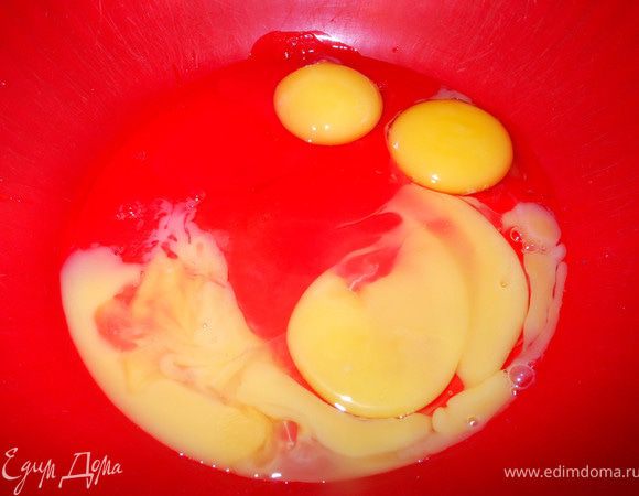 Отделить белки от желтков у 2-х яиц, смешать 2 желтка и 2 яйца.