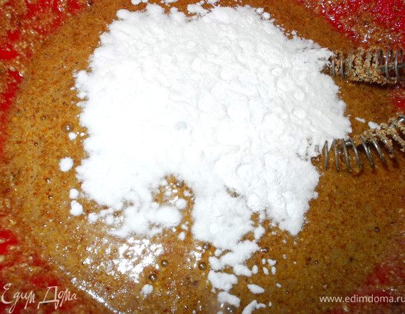 Добавить к яйцам оставшийся сахар, миндальную муку, разрыхлитель и крахмал, перемешать. Аккуратно влить сливки. Тесто должно быть похоже на густую сметану. Если получилось жидковато можно добавить немного крахмала.