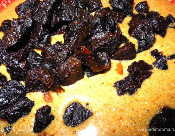 Чернослив порезать пополам, если крупный - на 4 части. Перемешать с тестом.